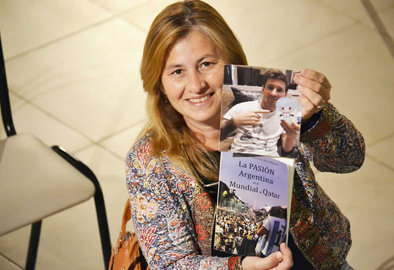 Lectora con su libro La Pasión Argentina por el Mundial y la fotografía de Messi.